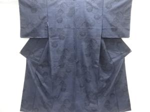 未使用品　仕立て上がり　雪輪に家屋・古典柄織り出し本場結城紬100亀甲着物(石下)